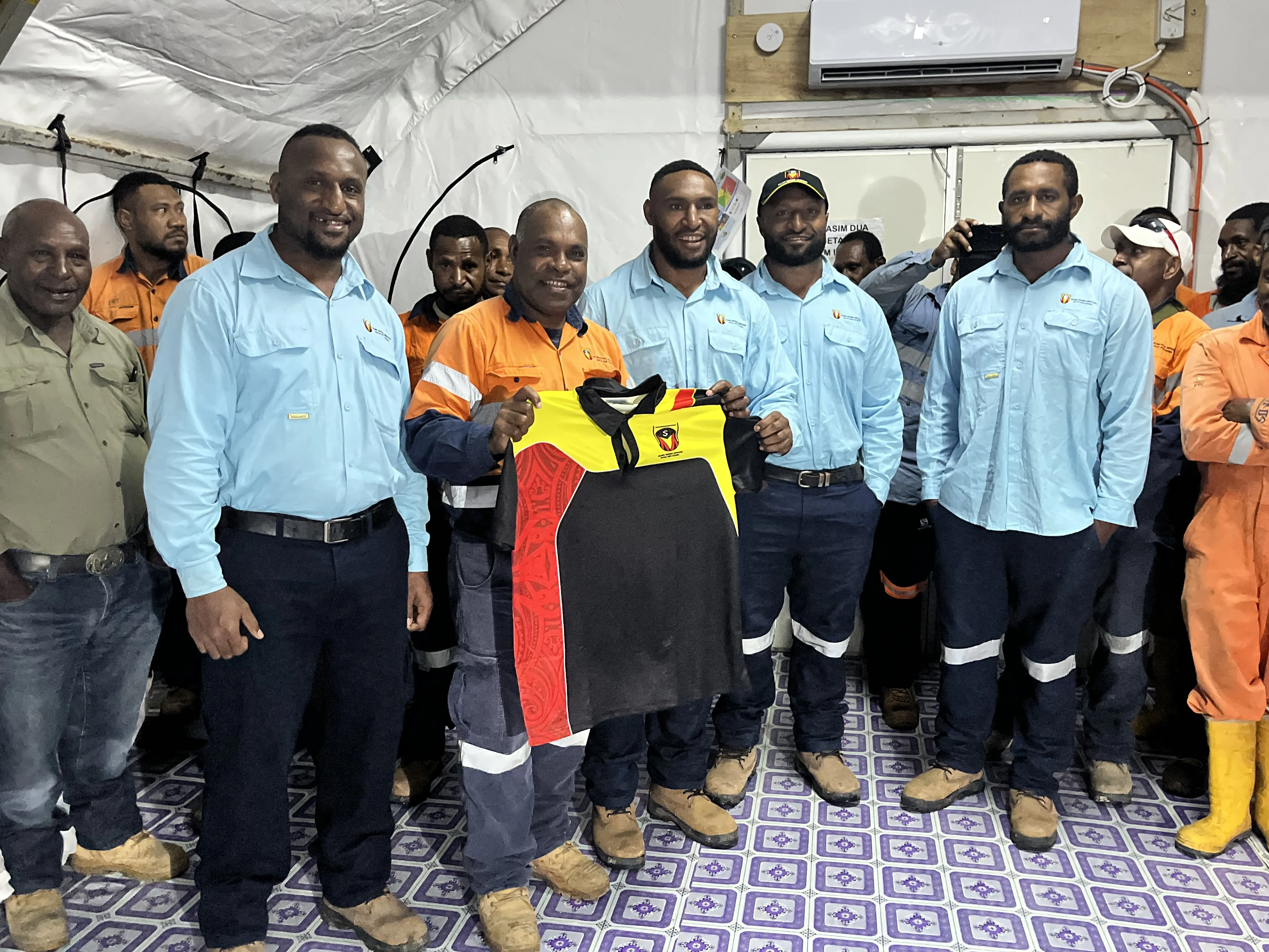 Oilmin team conducting safety briefing